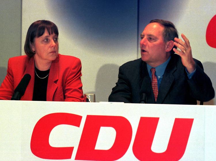 Während Schäuble im CDU-Spendensumpf versinkt, macht sich Angela Merkel auf den Weg, der sie 2005 ins Kanzleramt führt.
