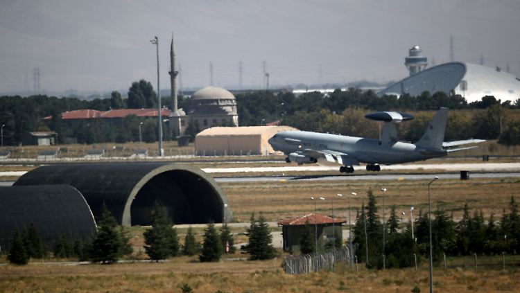 Mit einem Awacs-Flugzeug landen die Abgeordneten auf dem Militärflughafen im türkischen Konya.
