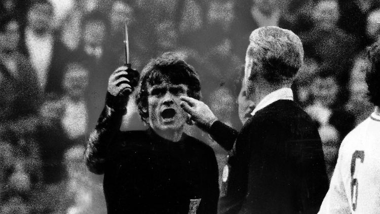 : "Man hat mich umgerannt und geschlagen": Sepp Maier, empört.