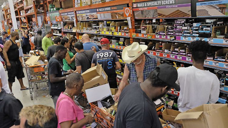 Volle Baumärkte in Florida: Menschen kaufen Material, mit dem sie ihre Häuser gegen den Sturm sichern wollen.