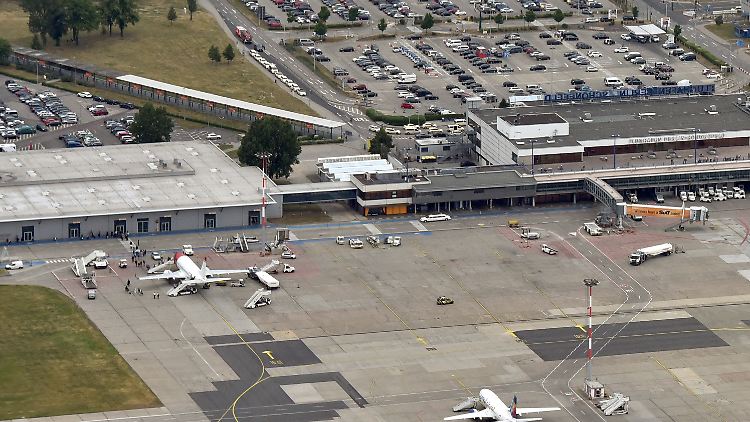 Vor dem Terminal D(l.) soll das künftige Regierungsterminal entstehen.