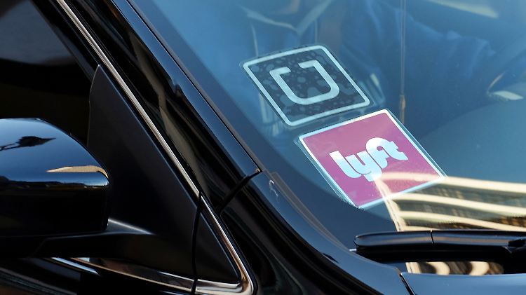 Windschutzscheibe eines Autofahrers, der sowohl für Uber als auch Lyft arbeitet.