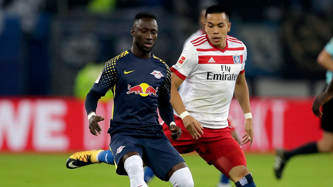 Naby Keita setzt sich gegen Hamburgs Bobby Wood durch.