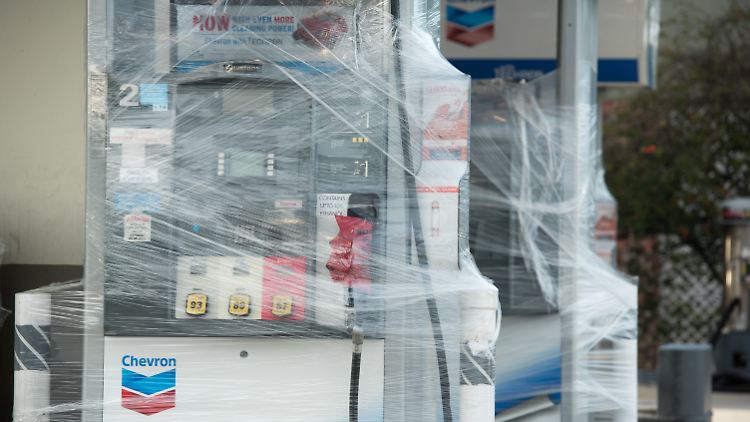 In Erwartung des Tropensturms "Irma": Die Zapfsäulen einer Tankstelle in Fort Lauderdale in Florida (USA) ist mit Plastik eingewickelt.