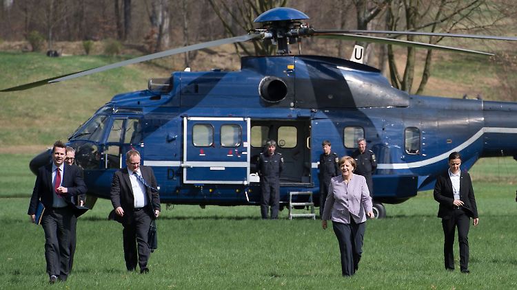 Bundeskanzlerin Angela Merkel in Sachsen - mit einem Helikopter der Bundespolizei. 