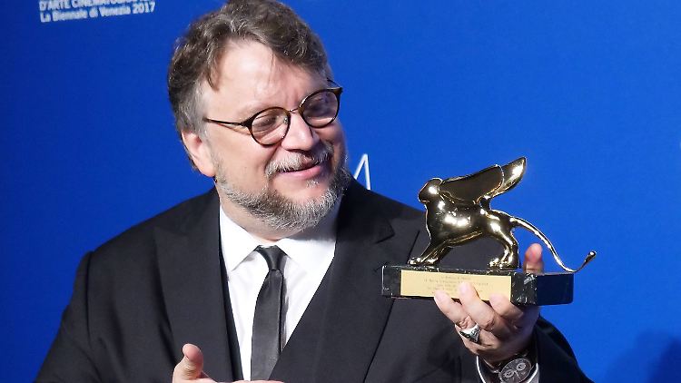 Guillermo del Toro bestaunt seinen Goldenen Löwen.