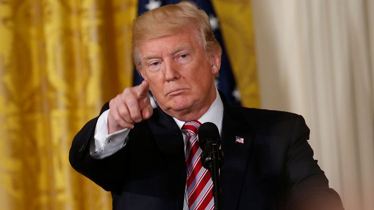 Donald Trump erinnert an sein Steuervorhaben.