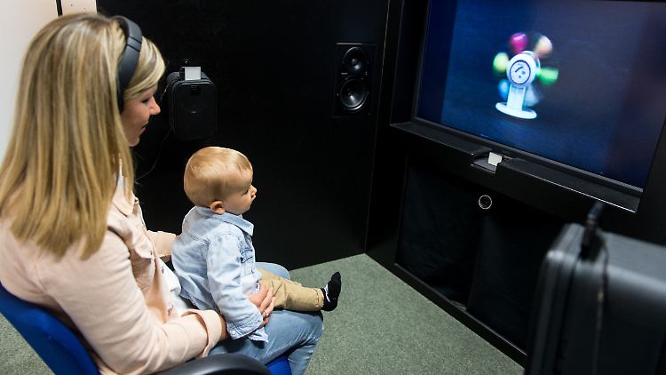 Henry im Babysprachlabor: Er sieht bunte Muster und hört dazu Silben.