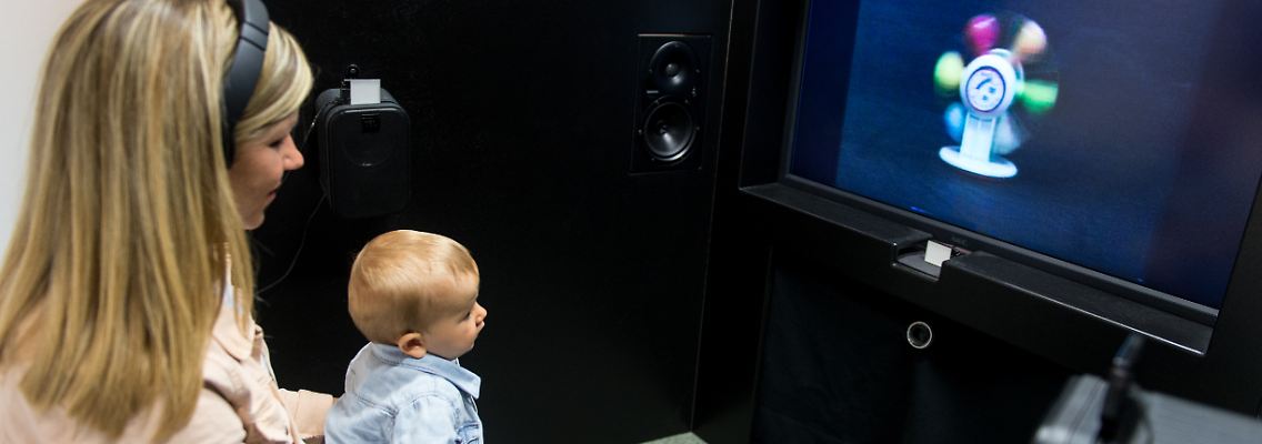 Henry im Babysprachlabor: Er sieht bunte Muster und hört dazu Silben.
