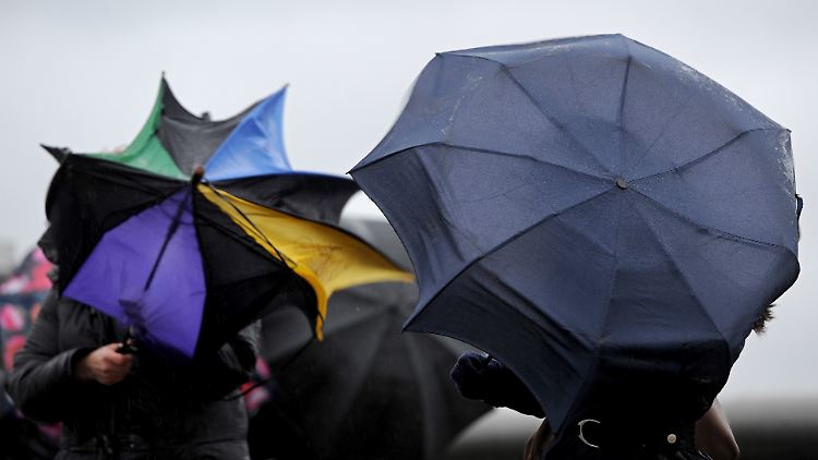 Die Regenschirme werden einiges aushalten müssen im Lauf der Woche.