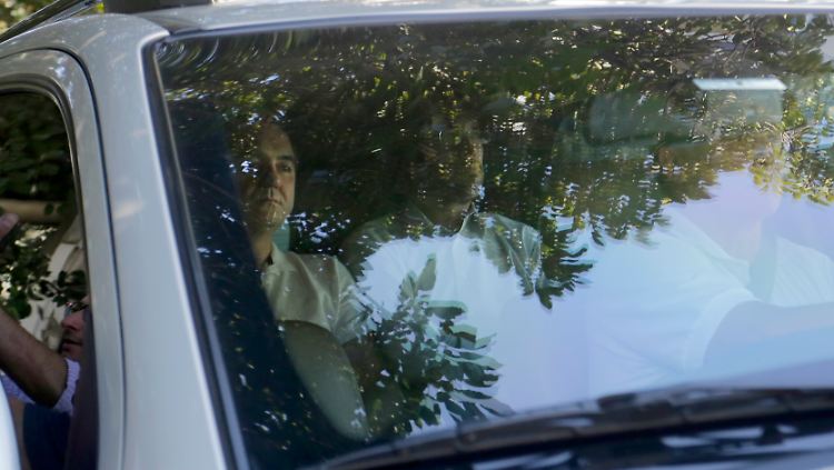 Joesley Batista (l.) auf dem Weg zur Polizeiwache.