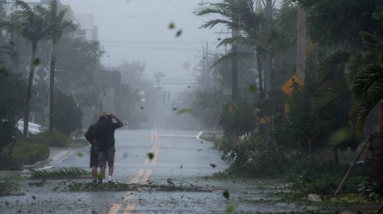 Trotz Ausgangssperre sind zwei Männer in Delray Beach nördlich von Miami unterwegs.