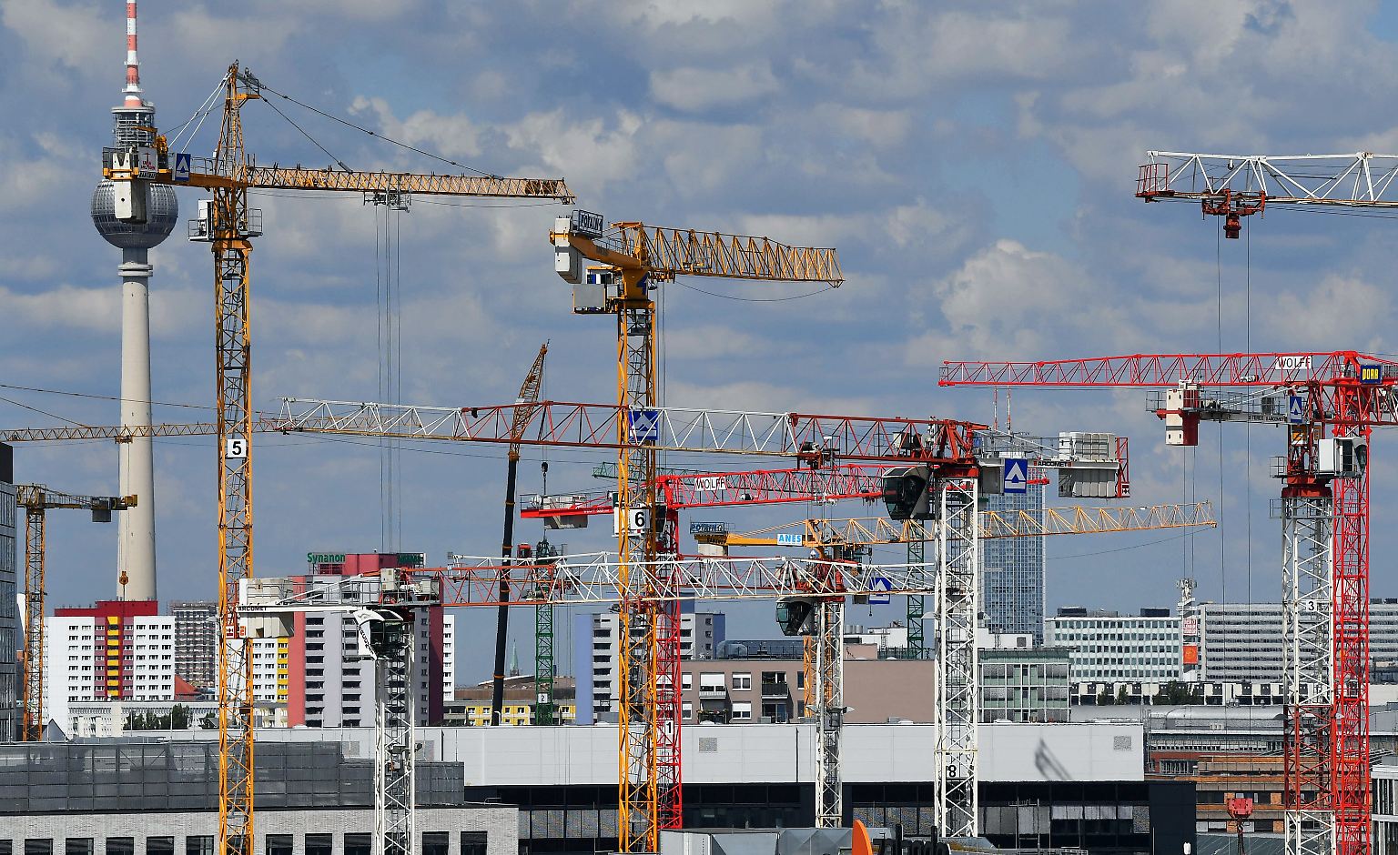 Ohne Kräne geht nichts bei größeren Bauvorhaben. Sie können unvorstellbar große Gewichte auf große Höhen hieven. Wir stellen ...