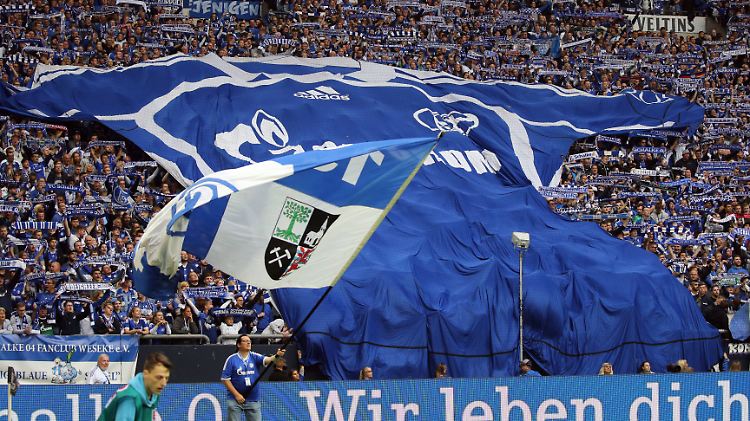 Die Schalker Fans machten ihrem Unmut über den Identitätsverlust im Verein vor Anpfiff Luft.