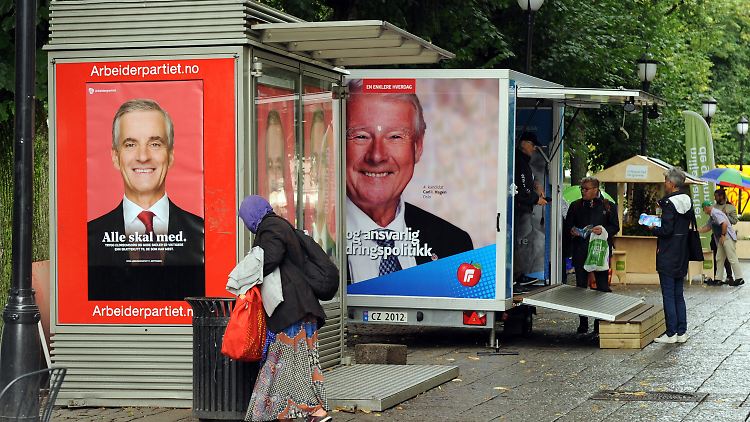 Wahlplakate der Arbeiterpartei (l.) und der rechtspopulistischen Fortschrittspartei im Zentrum von Oslo.