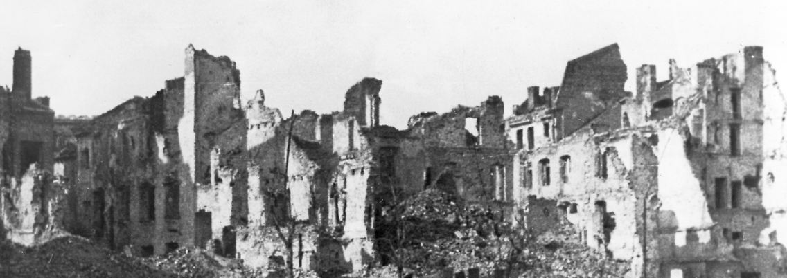 Mit dem Überfall auf Polen begann 1939 der Zweite Weltkrieg - das Bild zeigt das zerstörte Warschau 1945.