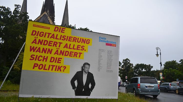 Große Plakate werben am Berliner Südstern für die Freien Demokraten.