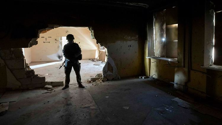 Ein ukrainischer Soldat steht in einem zerstörten Haus an der Frontlinie nahe der Stadt Maryinka.