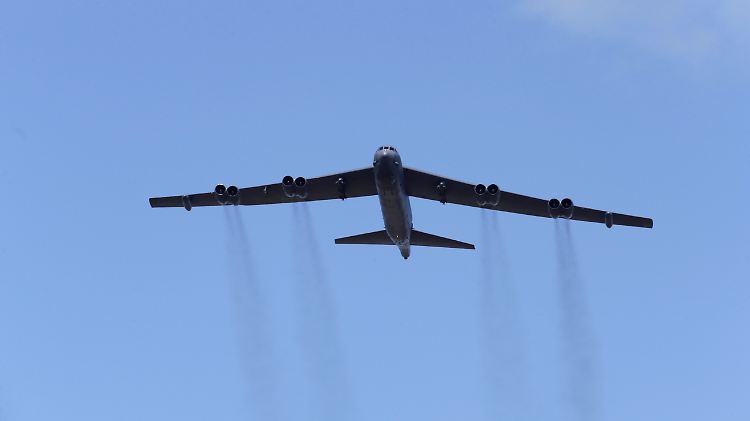 Acht Triebwerke unter den Flügeln: Bomber vom Typ B-52 können mehr als 30 Tonnen explosiver Ladung aufnehmen.