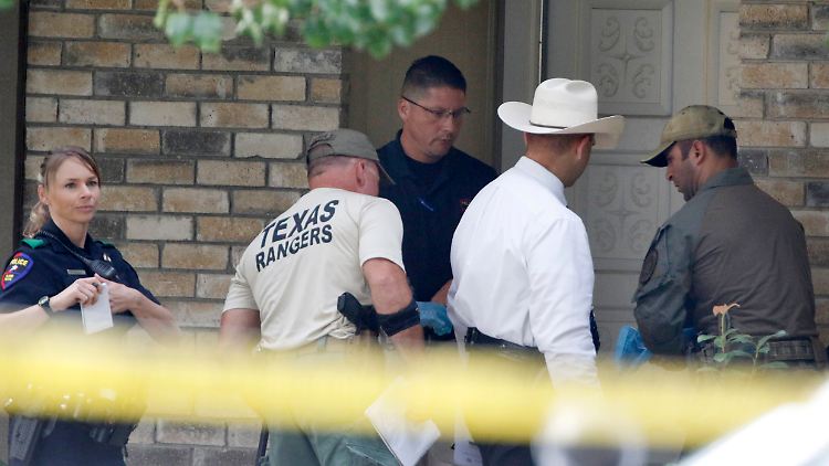 Am Morgen nach der Tat sichert die Polizei Spuren. 