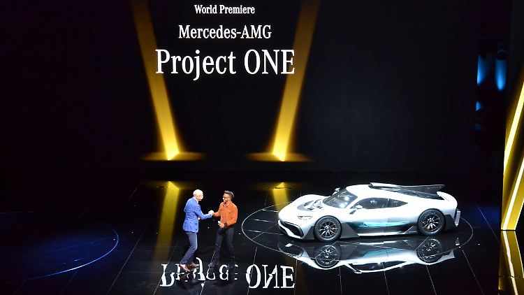 Mercedes-Chef Dieter Zetsche und Lewis Hamilton präsentieren am Vorabend der IAA das Hypercar Project One.