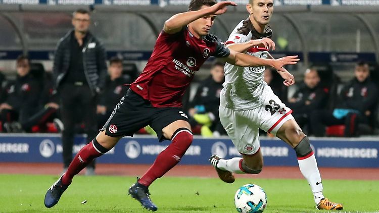 Nürnbergs Georg Margreitter im Duell mit Paulis Johannes Flum