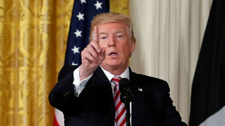 Donald Trump spricht im Weißen Haus.