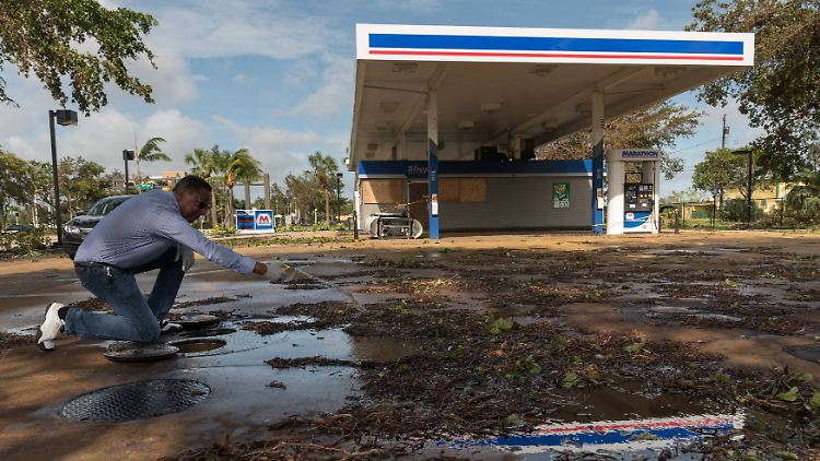 Dieser Mann in Marathon auf den Florida Keys bereitet die Wiedereröffnung seiner Tankstelle vor.