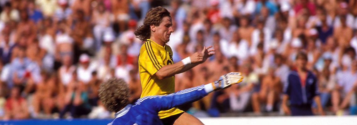 Olympiastadion, 9. August 1986: Frank Mill schießt fast ein Tor.
