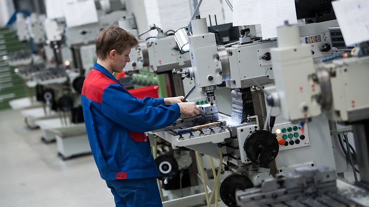 Ein Auszubildender arbeitet in einer Ausbildungswerkstatt für Mechaniker im ABB Ausbildungszentrum in Berlin. 