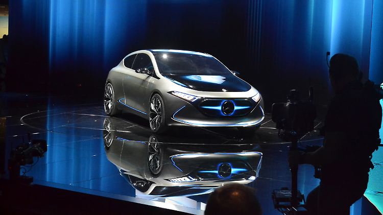 Mit dem EQA zeigt Mercedes auf der IAA, wie man sich eine elektrisierte A-Klasse vorstellt. 2020 soll sie auf den Straßen fahren.