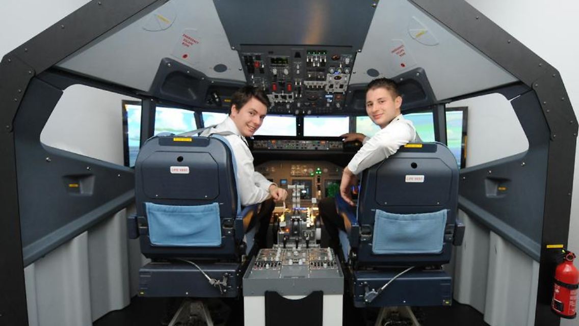 Flugbegeisterte können in einem Simulator zum Piloten werden - zumindest virtuell. Eine halbe Stunde mit Fluglehrer kostet knapp 70 Euro.