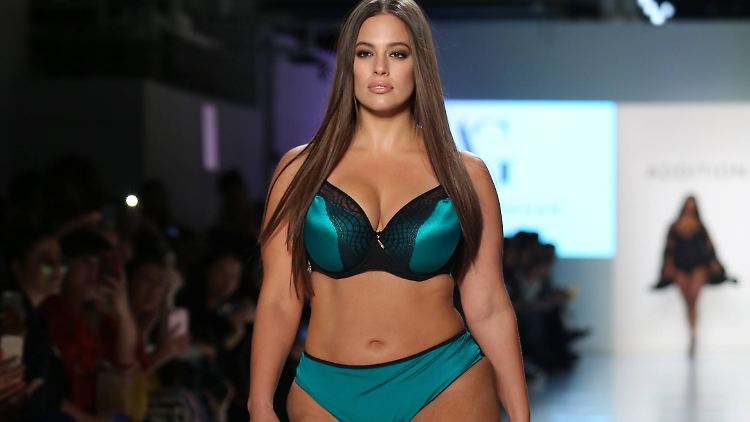 Ashley Graham bewirbt ihre Wäsche-Kollektion.