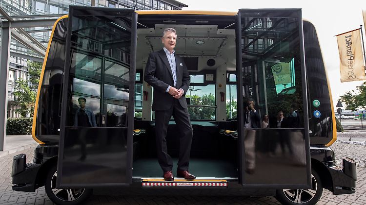 Continental-Vorstandsvorsitzender Elmar Degenhart mit dem autonom fahrenden Taxi "Cube".