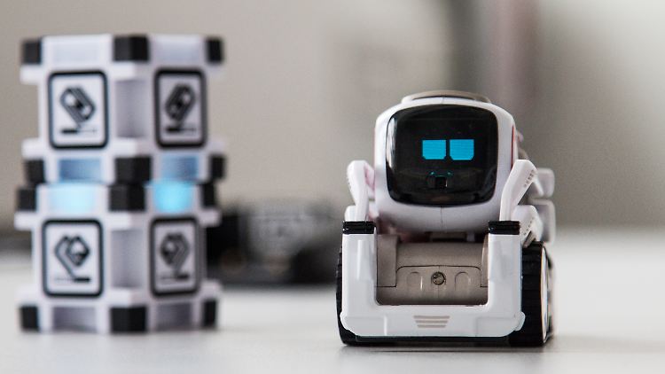 Cozmo spielt am liebsten mit Würfeln.