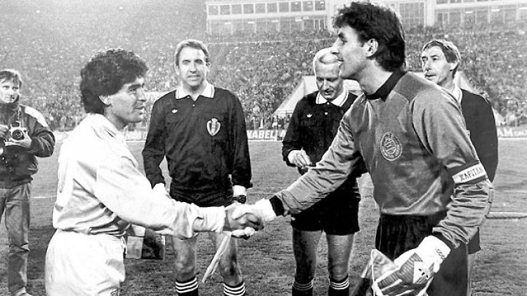Guten Abend: Loks Kapitän René Müller begrüßt am 26. Oktober 1988 Diego Maradona.