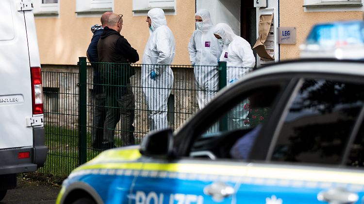 Beamte der Spurensicherung vor dem Haus, in dem sich die Bluttat ereignete.