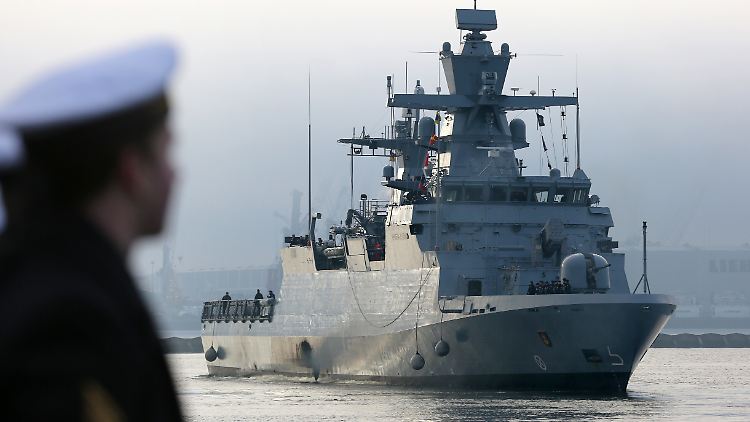 Sieht aus wie ein Kriegsschiff, ist für Marineexperten aber nur ein "Boot": Die "Ludwigshafen am Rhein", eine Korvette der Braunschweig-Klasse.