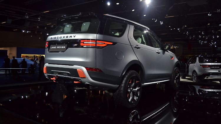 Dank einer Seilwinde kann sich der Land Rover SVX auch selbst aus dem Dreck ziehen.