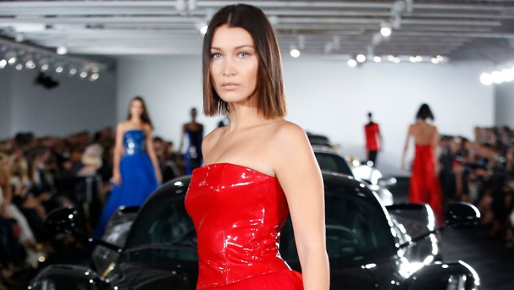 Rot steht Bella Hadid gut - als Lingerie-Set oder in Form einer Latex-Corsage.