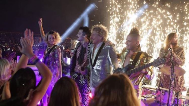 Bei den VMAs gaben DNCE und Rod Stewart "Da Ya Think I'm Sexy?" gemeinsam zum Besten. Jetzt kommt das Video.