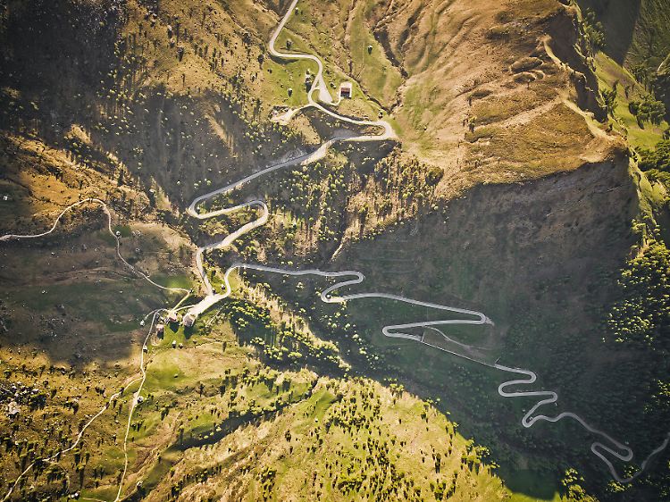 Egal, ob im Targa, GT3 oder auf dem Rennrad: Die Passtraßen der "Curves"-Magazine sind Sehnsuchtsorte für viele.
