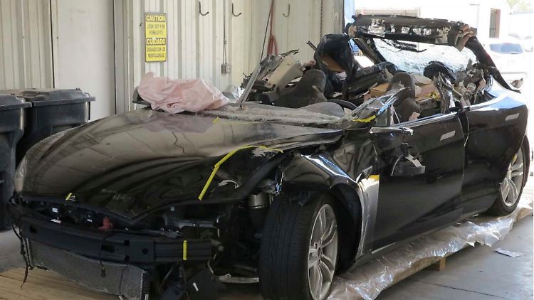 NTSB-Ermittler haben das Wrack des Tesla-Unfallwagens untersucht.