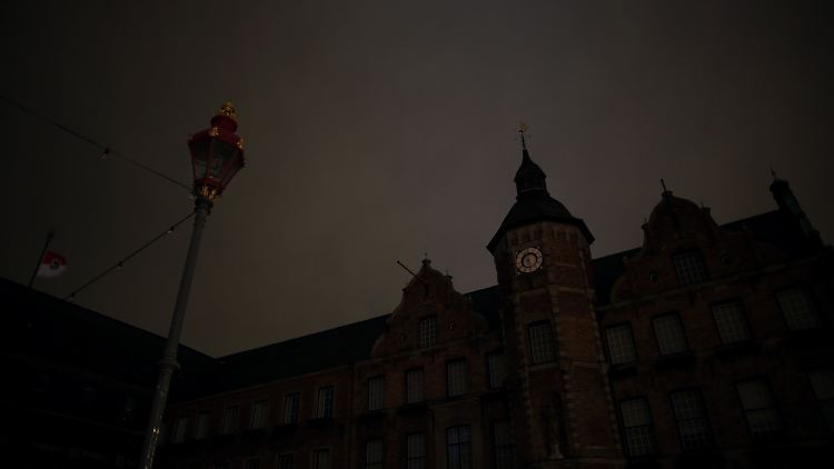 Die Rathausbeleuchtung wurde während der "Dügida"-Demo abgestellt.