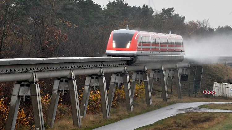 Fast so schnell wie ein Flugzeug: Der Transrapid TR09, hier noch in voller Fahrt (Archivbild).