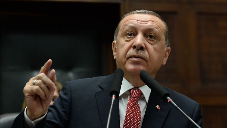Von den Türken, die vor Erdogan fliehen, könnten manche auch am Putschversuch vor einem Jahr beteiligt gewesen sein - das liegt nahe,  doch gibt es keine gesicherten Angaben. 
