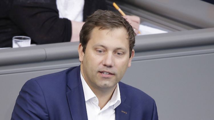 Lars Klingbeil zog 2005 als Nachrücker erstmals in den Bundestag ein, seit 2009 sitzt er ununterbrochen im Parlament. Der Bereich Netzpolitik/digitale Agenda ist das Schwerpunktthema des 39-Jährigen.