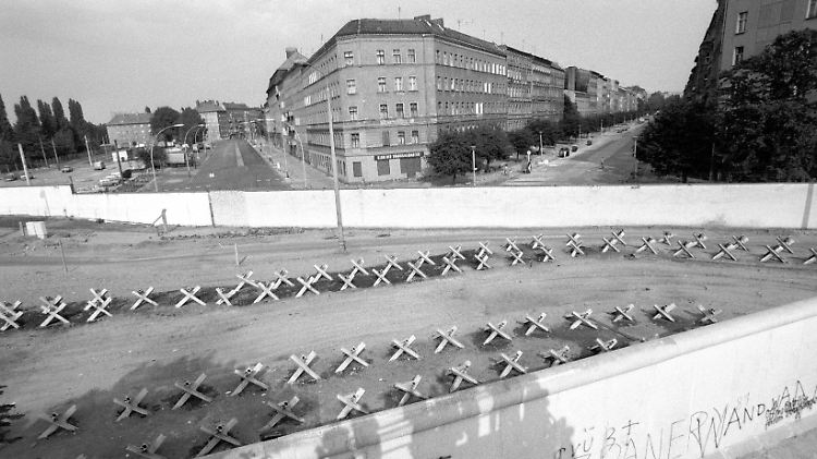 "Größter Schock": die Mauer am Ende der Oderberger (r.) an der Ecke zur Eberswalder Straße (l., Bild von 1981). Am Eckhaus sieht man das Schild "Klub der Volkssolidarität".