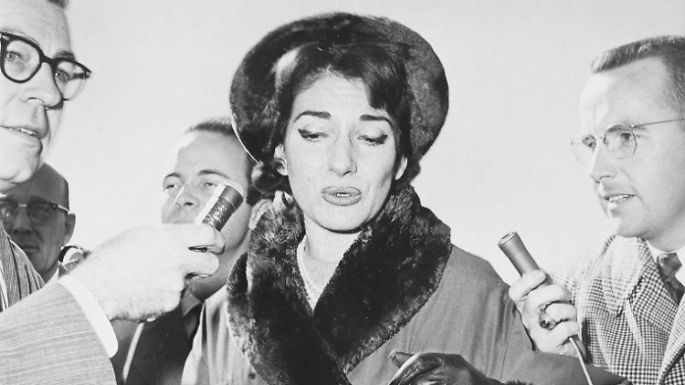 Maria Callas schiebt sich 1959 durch eine Gruppe von wartenden Journalisten, nachdem ihre Trennung von ihrem Ehemann Giovanni Battista Meneghini bekannt geworden ist.