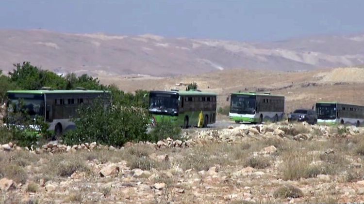 Der Konvoi startete mit 17 Bussen Richtung Deir Essor - 11 davon kamen an.